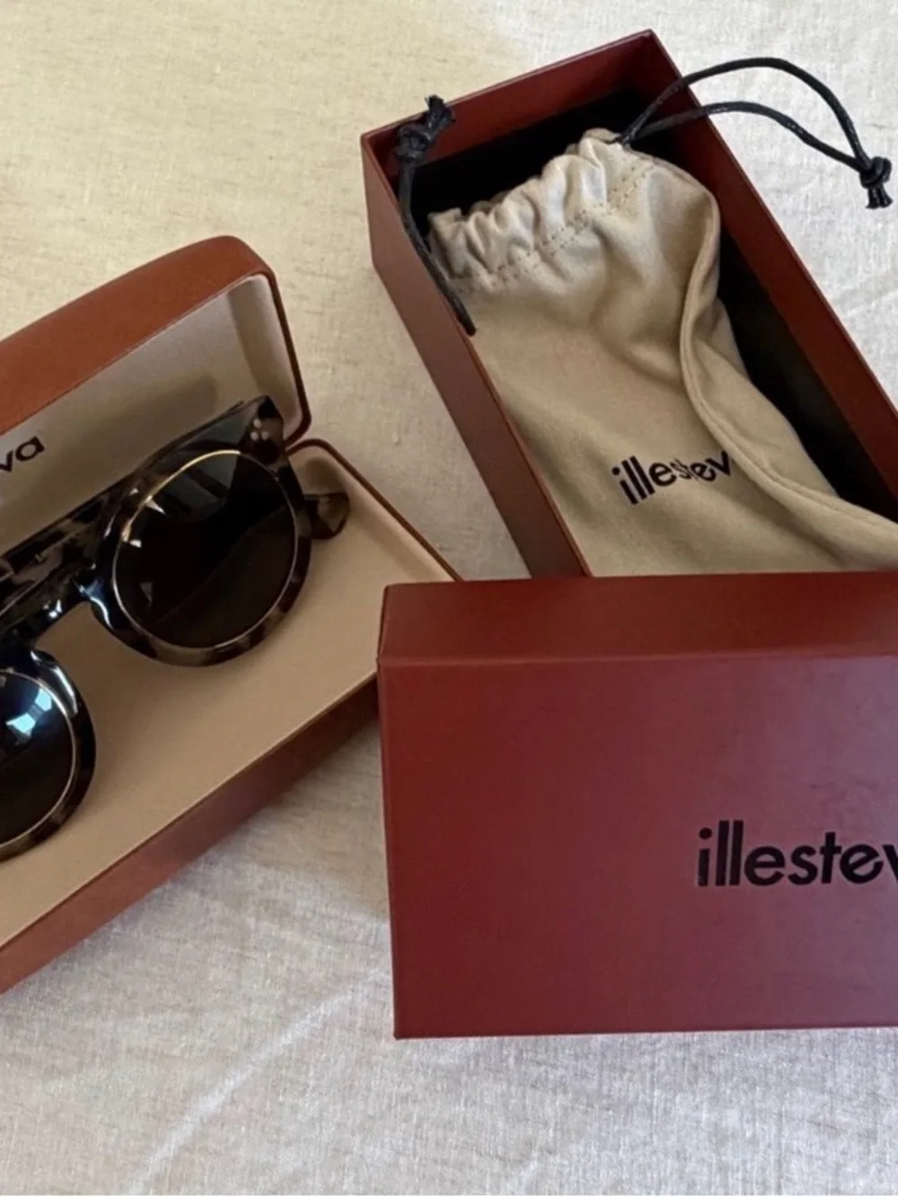 IllestevaTortoiseshell Frame Sunglasses with Black Lenses